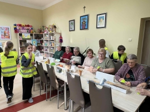 Uczniowie z wizytą w Klubie Seniora 
w ramach konkursu "Odblaskowa szkoła"