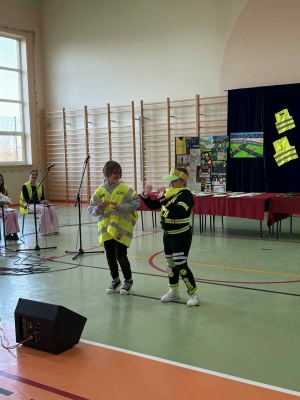 Pokaz mody w ramach konkursu 
"Odblaskowa szkoła"