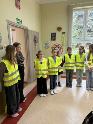 Uczniowie z wizytą w Klubie Seniora 
w ramach konkursu "Odblaskowa szkoła"