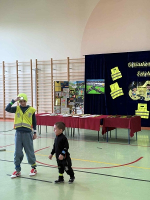 Pokaz mody w ramach konkursu 
"Odblaskowa szkoła"