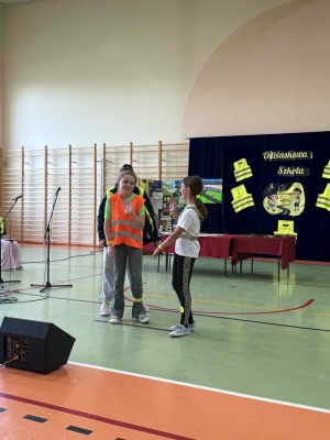 Pokaz mody w ramach konkursu 
"Odblaskowa szkoła"