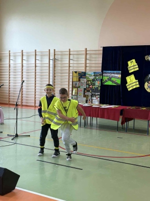 Pokaz mody w ramach konkursu 
"Odblaskowa szkoła"