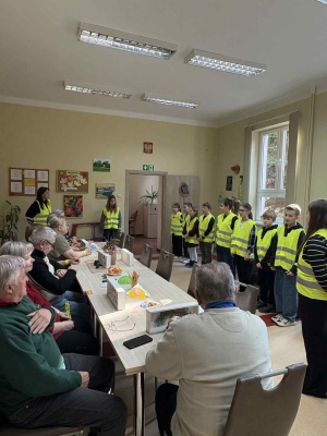 Uczniowie z wizytą w Klubie Seniora 
w ramach konkursu "Odblaskowa szkoła"