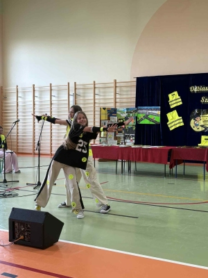 Pokaz mody w ramach konkursu 
"Odblaskowa szkoła"