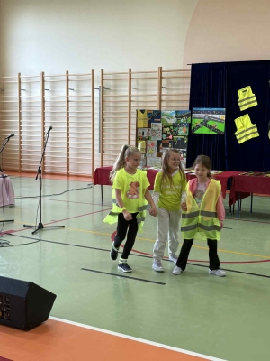 Pokaz mody w ramach konkursu 
"Odblaskowa szkoła"