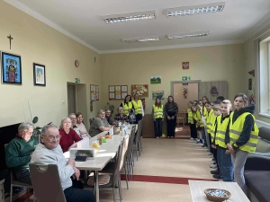 Uczniowie z wizytą w Klubie Seniora 
w ramach konkursu "Odblaskowa szkoła"