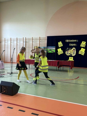 Pokaz mody w ramach konkursu 
"Odblaskowa szkoła"