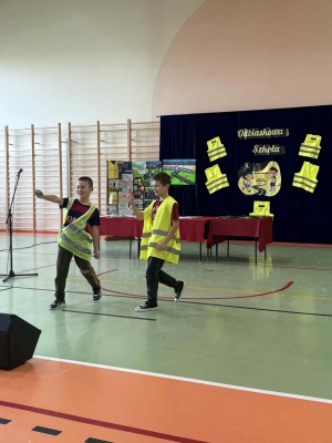 Pokaz mody w ramach konkursu "Odblaskowa szkoła"