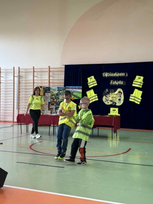 Pokaz mody w ramach konkursu 
"Odblaskowa szkoła"