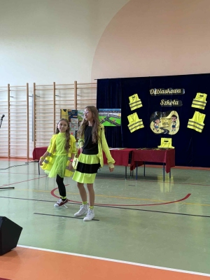 Pokaz mody w ramach konkursu 
"Odblaskowa szkoła"