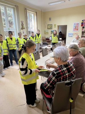 Uczniowie z wizytą w Klubie Seniora 
w ramach konkursu "Odblaskowa szkoła"