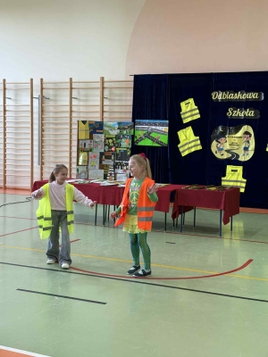 Pokaz mody w ramach konkursu 
"Odblaskowa szkoła"