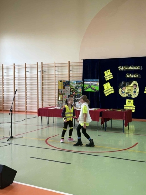 Pokaz mody w ramach konkursu 
"Odblaskowa szkoła"