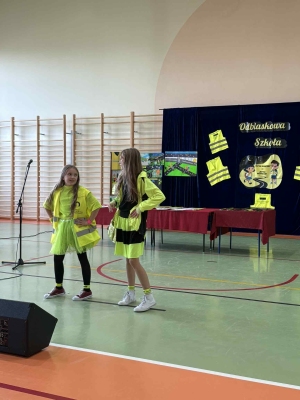 Pokaz mody w ramach konkursu 
"Odblaskowa szkoła"