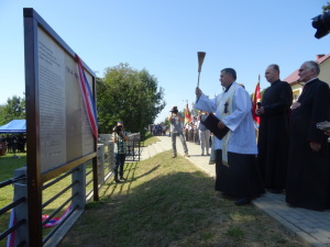 Odsłonięcie i poświęcenie tablicy przy cmentarzu wojennym w Ujściu Jezuickim