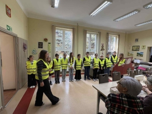 Uczniowie z wizytą w Klubie Seniora 
w ramach konkursu "Odblaskowa szkoła"