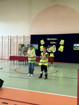 Pokaz mody w ramach konkursu 
"Odblaskowa szkoła"