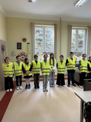 Uczniowie z wizytą w Klubie Seniora 
w ramach konkursu "Odblaskowa szkoła"