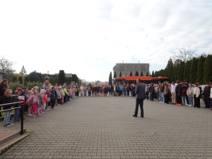 Próbna ewakuacja z budynku szkoły