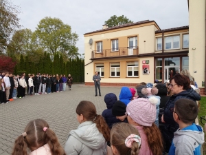 Próbna ewakuacja z budynku szkoły