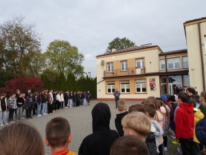 Próbna ewakuacja z budynku szkoły