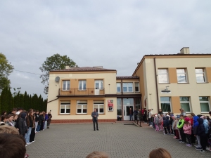 Próbna ewakuacja z budynku szkoły