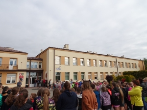 Próbna ewakuacja z budynku szkoły