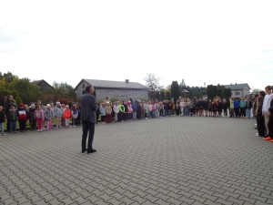 Próbna ewakuacja z budynku szkoły