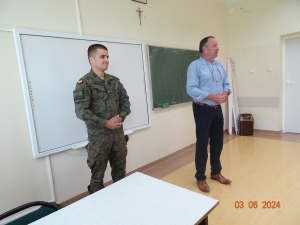 "Edukacja z wojskiem" - zajęcia 
edukacyjno-obronne