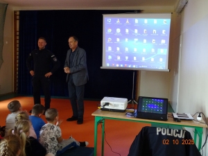,,Tydzień przeciwdziałania przemocy rówieśniczej''-spotkanie z funkcjonariuszem policji