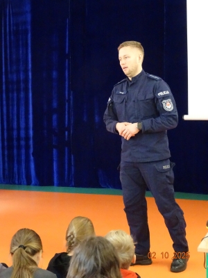 ,,Tydzień przeciwdziałania przemocy rówieśniczej''-spotkanie z funkcjonariuszem policji