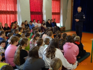 ,,Tydzień przeciwdziałania przemocy rówieśniczej''-spotkanie z funkcjonariuszem policji