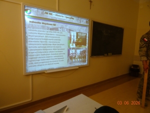 Edukacja z żołnierzami jednostki specjalnej