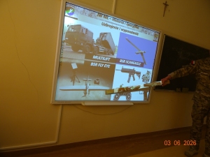 Edukacja z żołnierzami jednostki specjalnej
