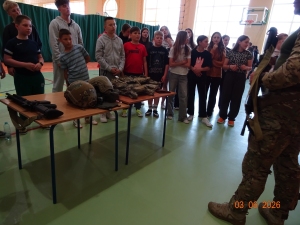 Edukacja z żołnierzami jednostki specjalnej