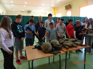 Edukacja z żołnierzami jednostki specjalnej