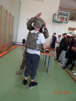 Edukacja z żołnierzami jednostki specjalnej
