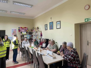 Uczniowie z wizytą w Klubie Seniora 
w ramach konkursu "Odblaskowa szkoła"