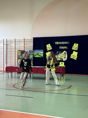 Pokaz mody w ramach konkursu "Odblaskowa szkoła"