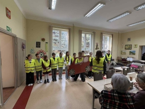 Uczniowie z wizytą w Klubie Seniora 
w ramach konkursu "Odblaskowa szkoła"