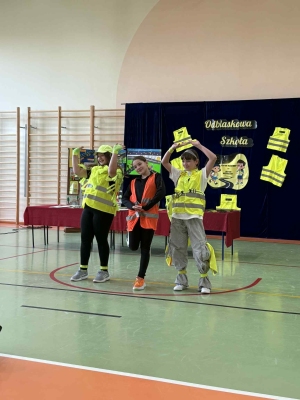 Pokaz mody w ramach konkursu 
"Odblaskowa szkoła"