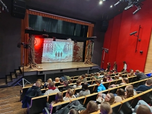 JAK KAMIENIE RZUCANE NA SZANIEC – PRZEDSTWIENIE TEATRALNE
