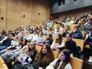 JAK KAMIENIE RZUCANE NA SZANIEC – PRZEDSTWIENIE TEATRALNE