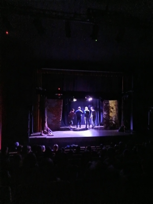 JAK KAMIENIE RZUCANE NA SZANIEC – PRZEDSTWIENIE TEATRALNE