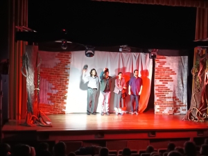 JAK KAMIENIE RZUCANE NA SZANIEC – PRZEDSTWIENIE TEATRALNE