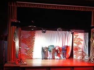 JAK KAMIENIE RZUCANE NA SZANIEC – PRZEDSTWIENIE TEATRALNE