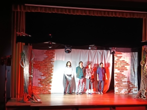 JAK KAMIENIE RZUCANE NA SZANIEC – PRZEDSTWIENIE TEATRALNE