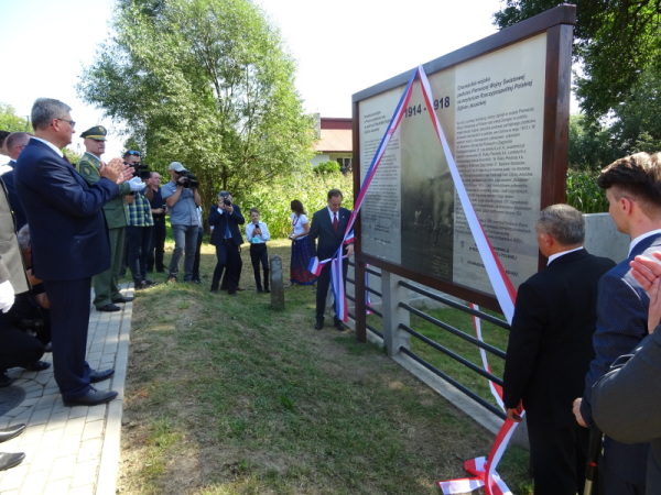 Odsłonięcie i poświęcenie tablicy przy cmentarzu wojennym w Ujściu Jezuickim