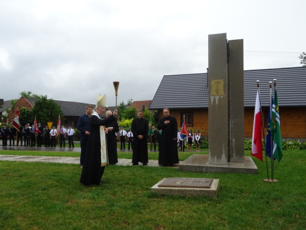 Uroczystość odsłonięcia i poświęcenia tablicy pamiątkowej w Gręboszowie