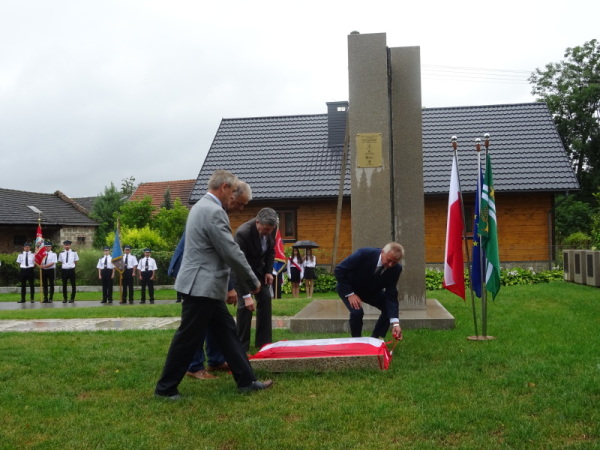 Uroczystość odsłonięcia i poświęcenia tablicy pamiątkowej w Gręboszowie